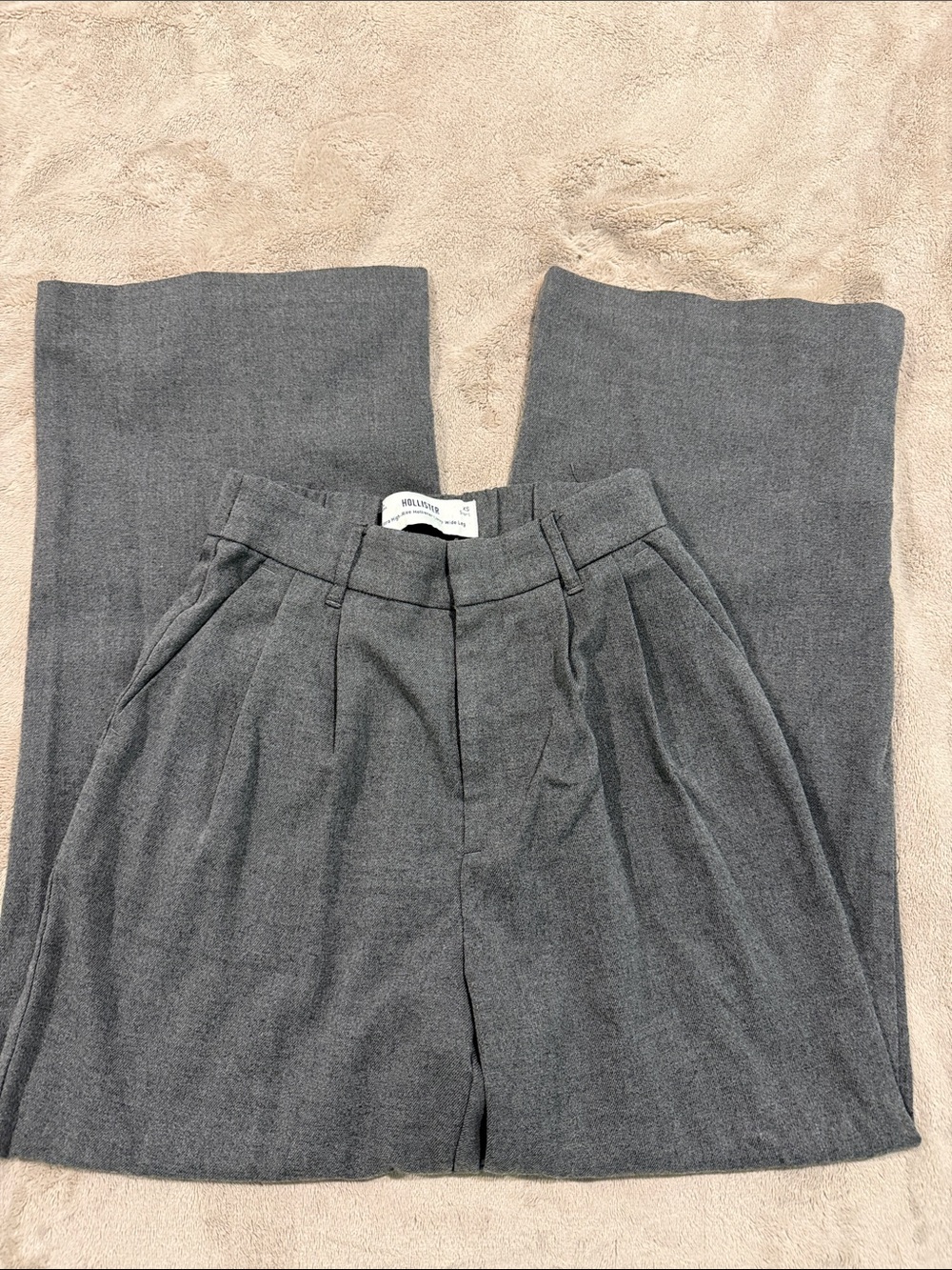 Hollister Women’s Gray Pleated Dress Pants